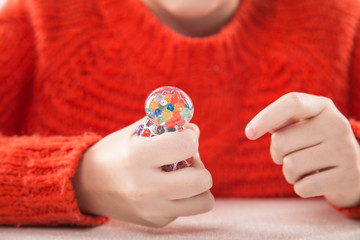 Terapia ręki.  Ćwiczenia na sprawność ruchową dłoni i palców. © doroguzenda