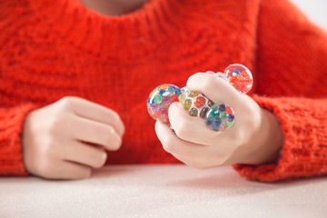 Terapia ręki.  Ćwiczenia na sprawność ruchową dłoni i palców. © doroguzenda