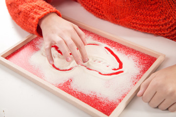 Terapia ręki.  Ćwiczenia na sprawność ruchową dłoni i palców. © doroguzenda