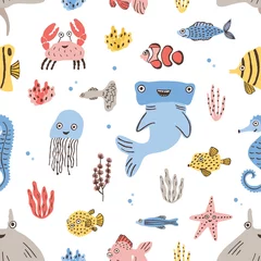 Behang Kinderachtig naadloos patroon met grappige zee- en oceaanbewoners of zeedieren op witte achtergrond. Kleurrijke vectorillustratie in platte cartoonstijl voor textielprint, inpakpapier, behang. © Good Studio