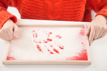 Terapia ręki.  Ćwiczenia na sprawność ruchową dłoni i palców. © doroguzenda