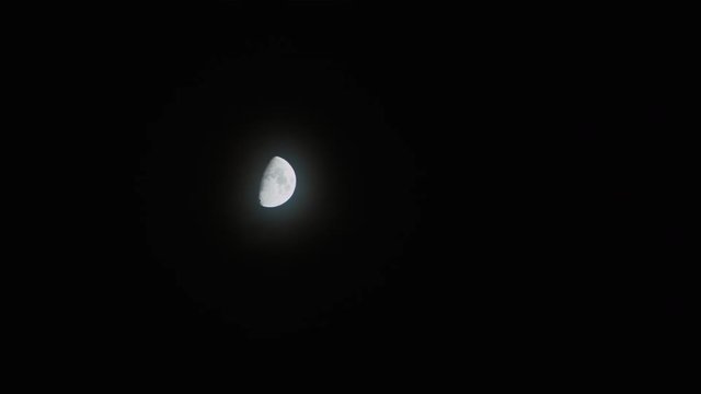 A realtime shot of the nes moon in the night sky.