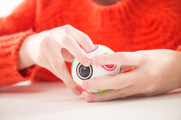 Terapia ręki. Ćwiczenia na sprawność ruchową dłoni i palców.  © doroguzenda