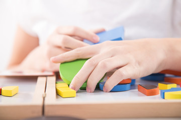 Terapia ręki. Ćwiczenia na sprawność ruchową dłoni i palców.  © doroguzenda