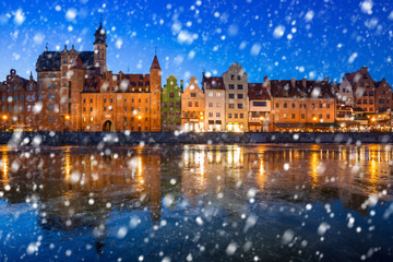 Fototapeta na wymiar Old town of Gdansk on a cold winter night with falling snow, Poland