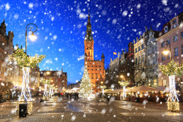 Obraz premium Old town of Gdansk on a cold winter night with falling snow, Poland