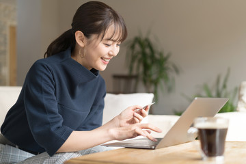 ネットショッピング・若い女性