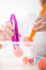 Terapia ręki. Ćwiczenia na sprawność ruchową dłoni i palców.  © doroguzenda