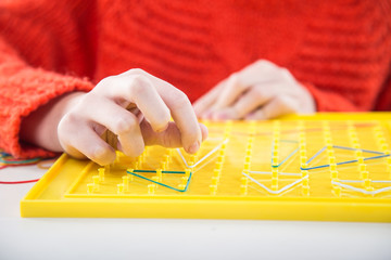 Terapia ręki. Ćwiczenia na sprawność ruchową dłoni i palców.  © doroguzenda