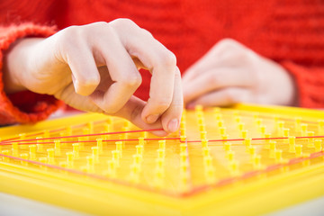 Terapia ręki. Ćwiczenia na sprawność ruchową dłoni i palców.  © doroguzenda