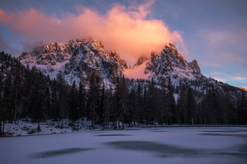 Wunderschöner Sonnenuntergang am Lago Antorno in den Dolomiten