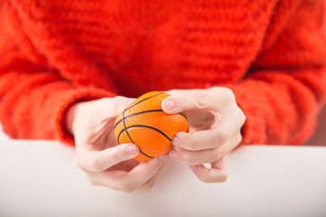 Terapia ręki. Ćwiczenia na sprawność ruchową dłoni i palców.  © doroguzenda