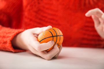 Terapia ręki. Ćwiczenia na sprawność ruchową dłoni i palców.  © doroguzenda