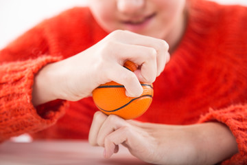 Terapia ręki. Ćwiczenia na sprawność ruchową dłoni i palców.  © doroguzenda