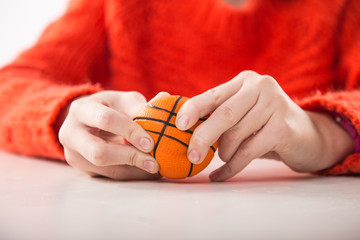 Terapia ręki. Ćwiczenia na sprawność ruchową dłoni i palców.  © doroguzenda