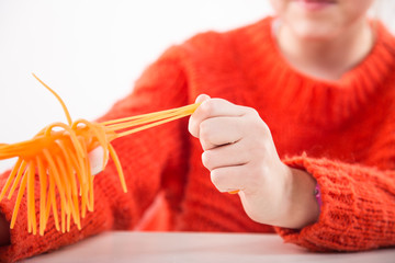Terapia ręki. Ćwiczenia na sprawność ruchową dłoni i palców.  © doroguzenda