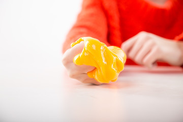 Terapia ręki. Ćwiczenia na sprawność ruchową dłoni i palców.  © doroguzenda