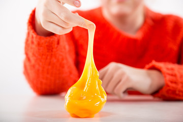 Terapia ręki. Ćwiczenia na sprawność ruchową dłoni i palców.  © doroguzenda