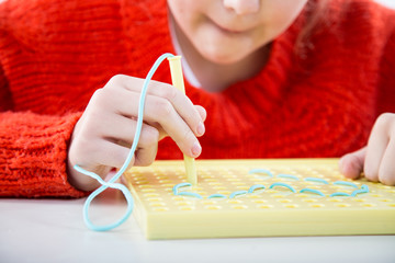 Terapia ręki. Ćwiczenia na sprawność ruchową dłoni i palców.  © doroguzenda