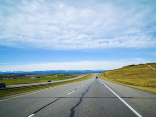 トランス・カナダ・ハイウェイ　カルガリーからカナディアン・ロッキーへの道（カナダ・アルバータ州）