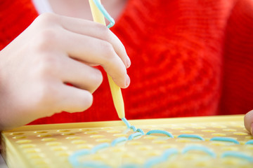 Terapia ręki. Ćwiczenia na sprawność ruchową dłoni i palców.  © doroguzenda