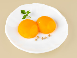 deux jaunes d'oeuf frais sur assiette