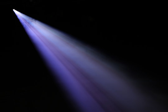 spot lumière spectacle concert faisceau lumineux bleu led scène éclairage éclairer artiste musique