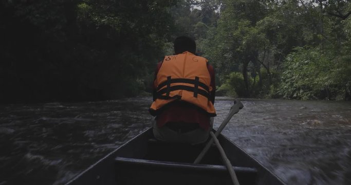 Bootsmann auf Fluss im Urwald