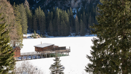 Obraz na płótnie Canvas Wunderschöne Ausblick auf dem Boothaus auf dem Lago di Braies in Italien