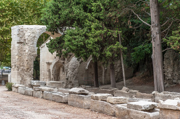 Alyscamps bei Arles in Südfrankreich