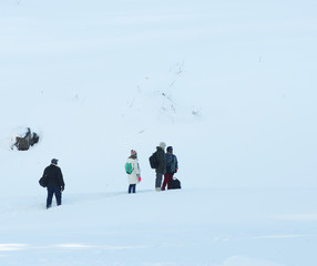 migranti sulla neve in italia