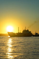 Obraz premium Seascape with ships against the evening sky