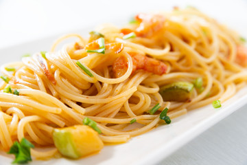 Portata di spaghetti con gamberi e zucchine