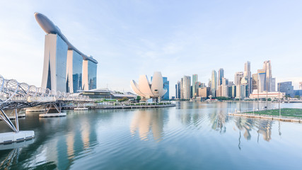 Singapore, 30 okt 2018: een zonsopgang skyline uitzicht op de Marina Bay met de Helix Bridge, het Marina Bay Sands hotel en het Central Business District in Singapore.