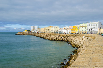 Fototapeta na wymiar Bay of Cadiz with its waterfront promenade Avenida Campo del Sur in Cadiz, Spain