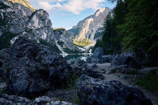 Bergsee mit massiven Felsen im Vordergrund