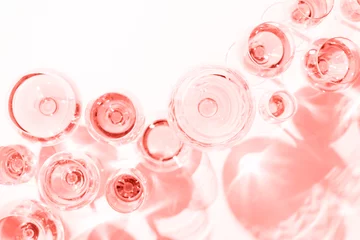 Poster Im Rahmen Viele Gläser Roséwein bei der Weinprobe. Konzept von Roséwein und Vielfalt. Lebendiges Korallenthema - Farbe des Jahres 2019 © Ekaterina_Molchanova