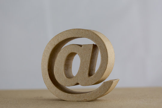 Mailzeichen AT