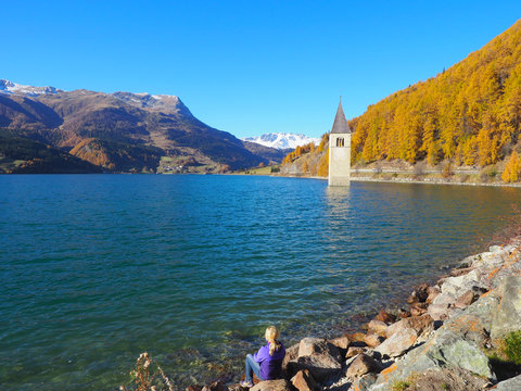 Südtirol - Frau genießt den Ausblick am Reschensee