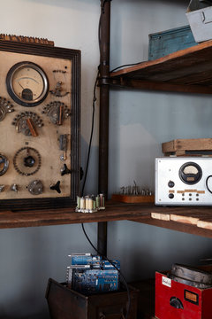 Alte Radioger&auml;te in Holzregal