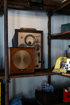 Alte Radioger&auml;te in Holzregal