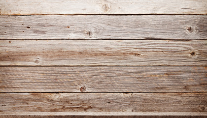 Obraz premium Empty wooden shelve in front of wooden wall