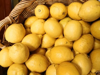 Zitronen im geflochtenen Korb, Hintergrund