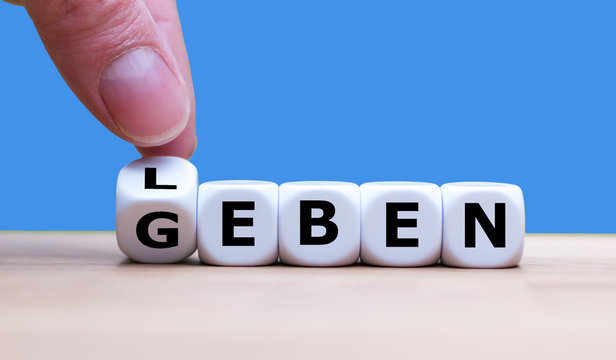 W&uuml;rfel bilden die Worte "Leben" und "Geben"