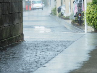 住宅地に降る雨