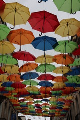 Fototapeta na wymiar Multitudes de parapluies