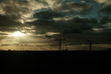 Fototapeta na wymiar Eisenbahnstrecke und Energietrasse bei Sonnenaufgang