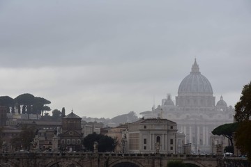 Fototapeta na wymiar Le Vatican dans l’an brume 