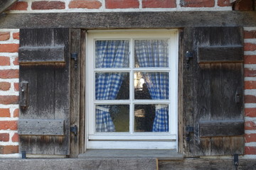 Fototapeta na wymiar Fenster holzläden sprossenfenster vintage shabby