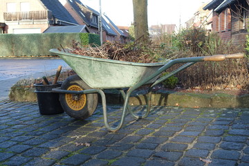 Schubkarre gartenabf&auml;lle eimer werkzeug arbeit